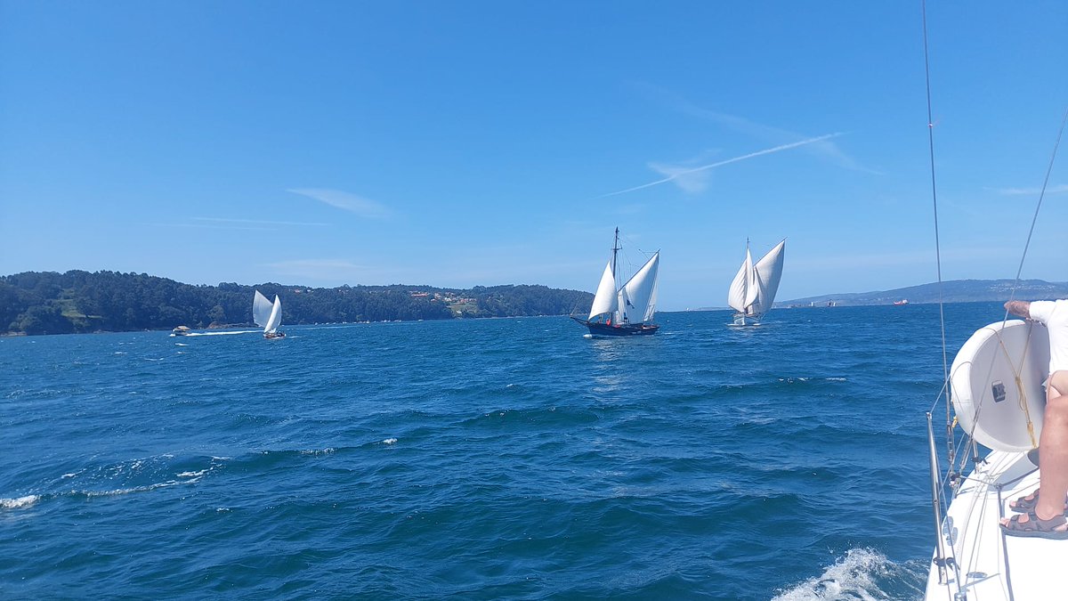 sadaembtrad's tweet photo. ⛵ O III Convoi 'Tesa a escota', formado por máis dunha ducia de barcos, arribou a Sada hoxe!

#encontrosada
#embarcaciónstradicionais
#embarcaciónstradicionaisgalicia https://t.co/U8RWuJVo00