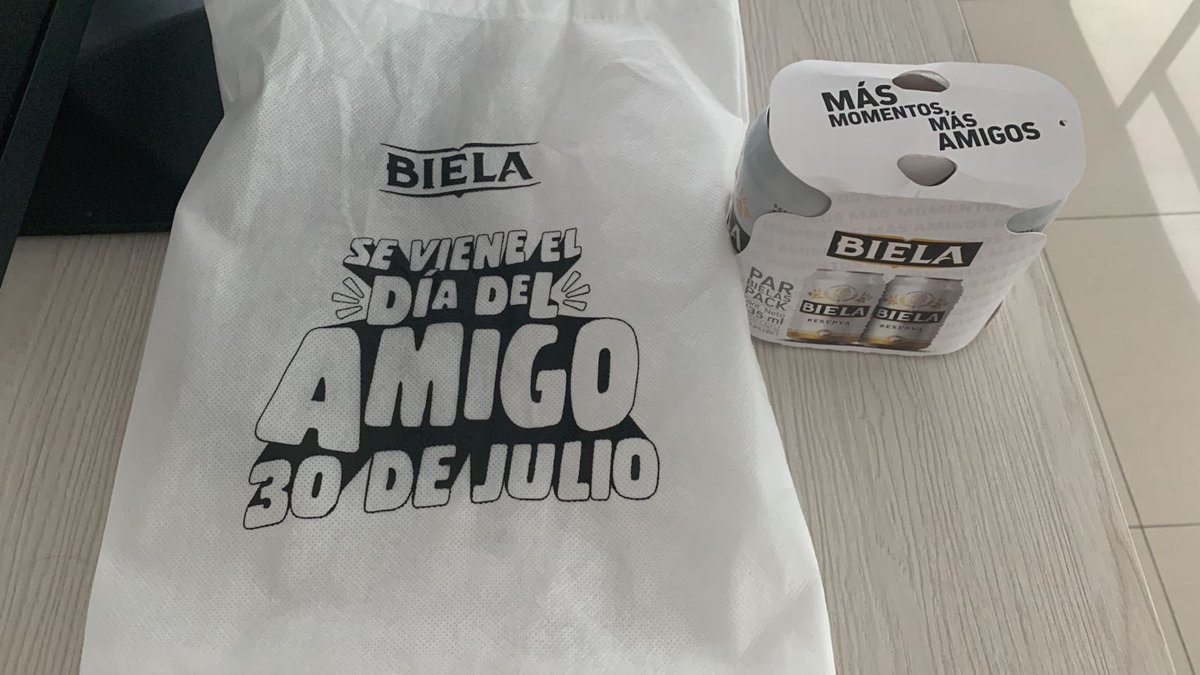 yelenayela's tweet photo. Gracias a @BielaEc 🤩  que por el día del amigo me ha enviado este pack de celebración ✨ Ahora si a refrescar con #Biela🍻 #FelizDiadelAmigo 🥳 https://t.co/jXHP1LfwvK