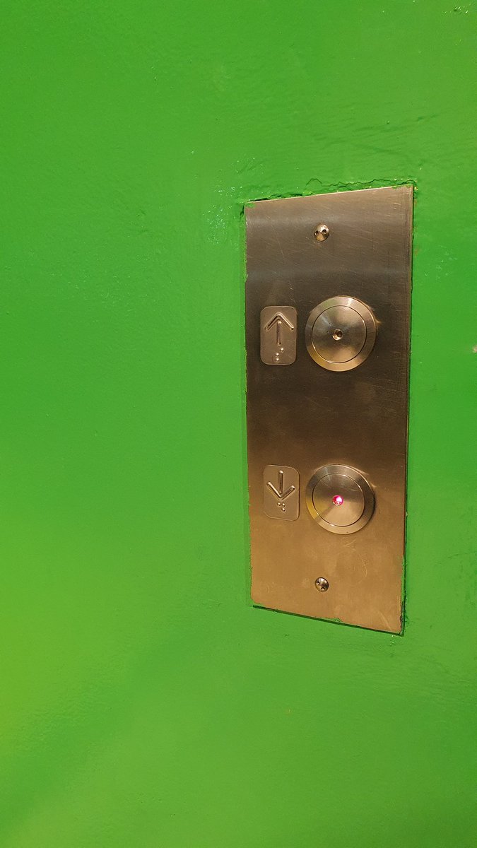 modoturista's tweet photo. Ayer se armó polémíca
en un ascensor del shopping

DEBATE

Están en el primer piso y el ascensor está parado en el tercero, quieren ir al cuarto.

¿QUÉ BOTÓN TOCAN?
¿El de arriba o el de abajo? https://t.co/z9mnHr2sgw