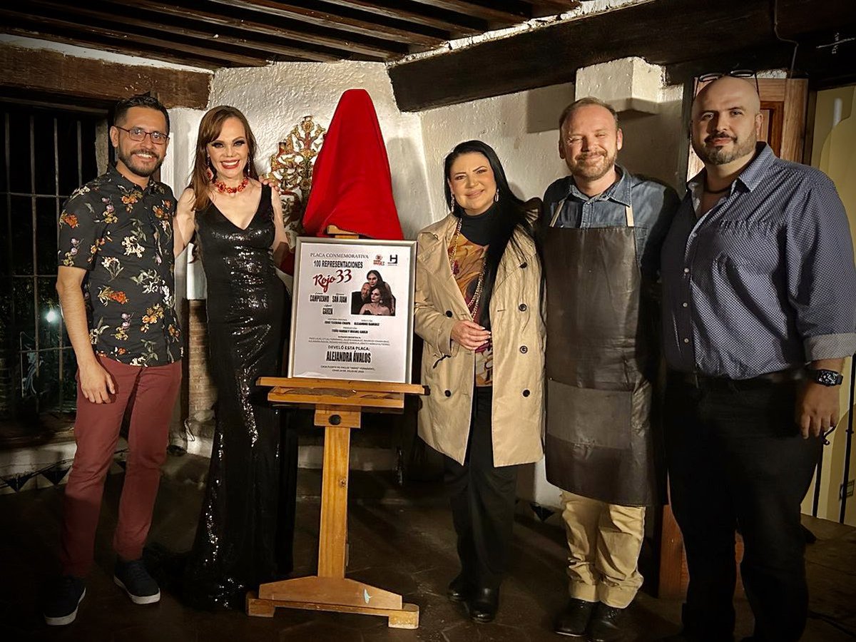 lavidateatro's tweet image. Termina la temporada de #Rojo33 en Teatro en Breve en Coyoacán.