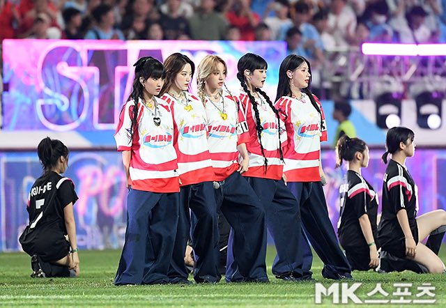 soyeon_th's tweet photo. [PRESS] 230730 #GIDLE_HalftimeShow “Manchester City vs Atletico Madrid”

🤍❤️

#SOYEON #소연 #전소연
#GIDLE #여자아이들 https://t.co/SCYY4agThX
