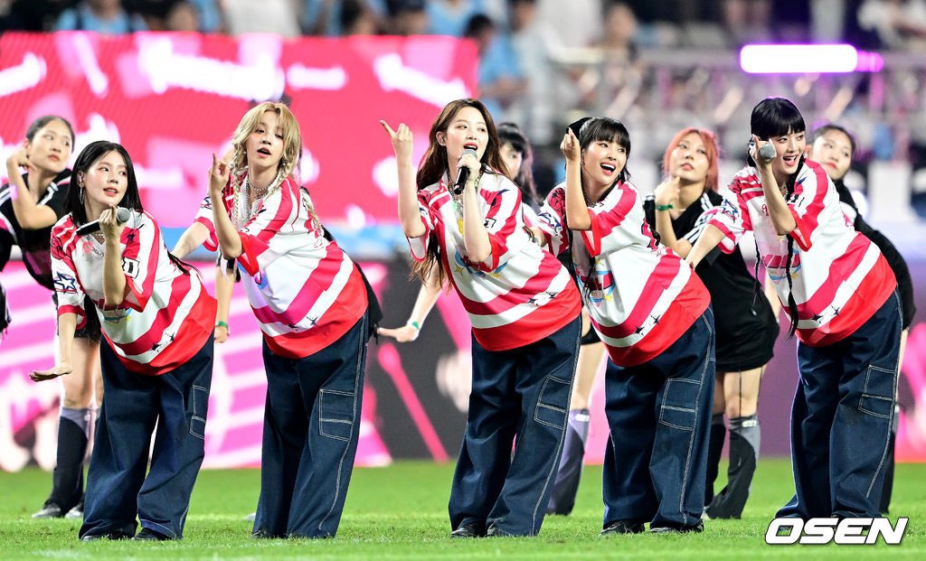 soyeon_th's tweet photo. [PRESS] 230730 #GIDLE_HalftimeShow “Manchester City vs Atletico Madrid”

🤍❤️

#SOYEON #소연 #전소연
#GIDLE #여자아이들 https://t.co/SCYY4agThX