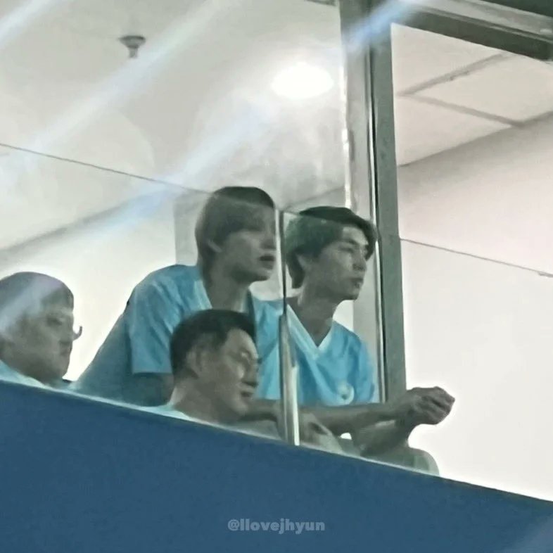 JohnnyNCTCol's tweet photo. |INF|
Johnny y Jungwoo fueron a ver el partido de Manchester City vs Atletico Madrid el cual fue en el estadio mundialista de Seรบl, en Corea del Sur
#JOHNNY #์๋ #NCT127 #NCT #JOhnFam #JohnSeo #์์ #์ํธ #SeoYoungHo #Kpop
---
V.johnwofiles.
5โต5 https://t.co/Qzjd7mkpGC