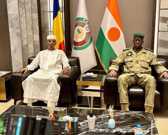 MPSougui's tweet photo. Le général putschiste Mahamat Idriss Déby qui a un plan de succession dynastique au #Tchad, a été envoyé à Niamey pour aller demander à ses collègues putschistes du #Niger de regagner leurs casernes ! C'est une idée géniale de ce machin appelé CEDEAO ! https://t.co/3yUhWxngB3
