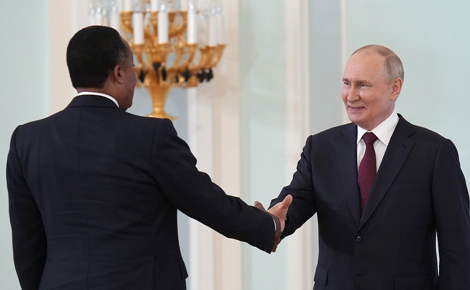 Russie_au_Congo's tweet photo. 🇷🇺 🤝 🇨🇬 Rencontre entre SEM Vladimir POUTINE, Président de la Fédération de Russie, et SEM Denis SASSOU-NGUESSO, Président de la République du Congo, Saint-Pétersbourg, 29 juillet 2023
📸 Source: services de presse du Kremlin et @PR_Congo
#RussieCongo #RussieAfrique https://t.co/HkHhYMjL9O
