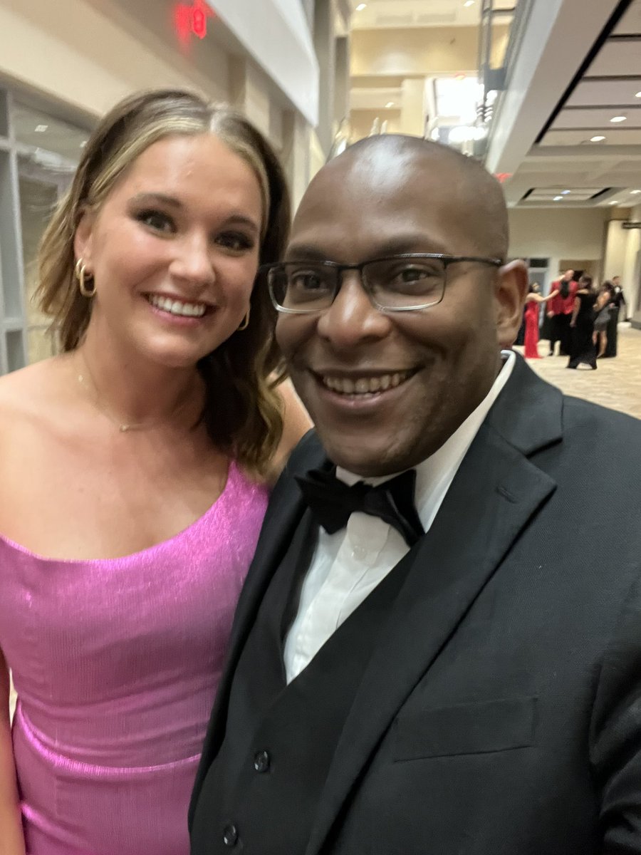 MarioAndersonTV's tweet photo. @SpectrumNews1KY @OhioValleyEmmy @JohnnyGregg @ambersmithtv @DWilliamsTV It was so great to re-connect with so many friends @OhioValleyEmmy last night. 

I also loved being able to meet for the first time several fellow friends from Twitter or just “the biz”, who I’ve “known” for a long time, but hadn’t officially met until #OVEmmy. So awesome! https://t.co/i8ircjcY9K
