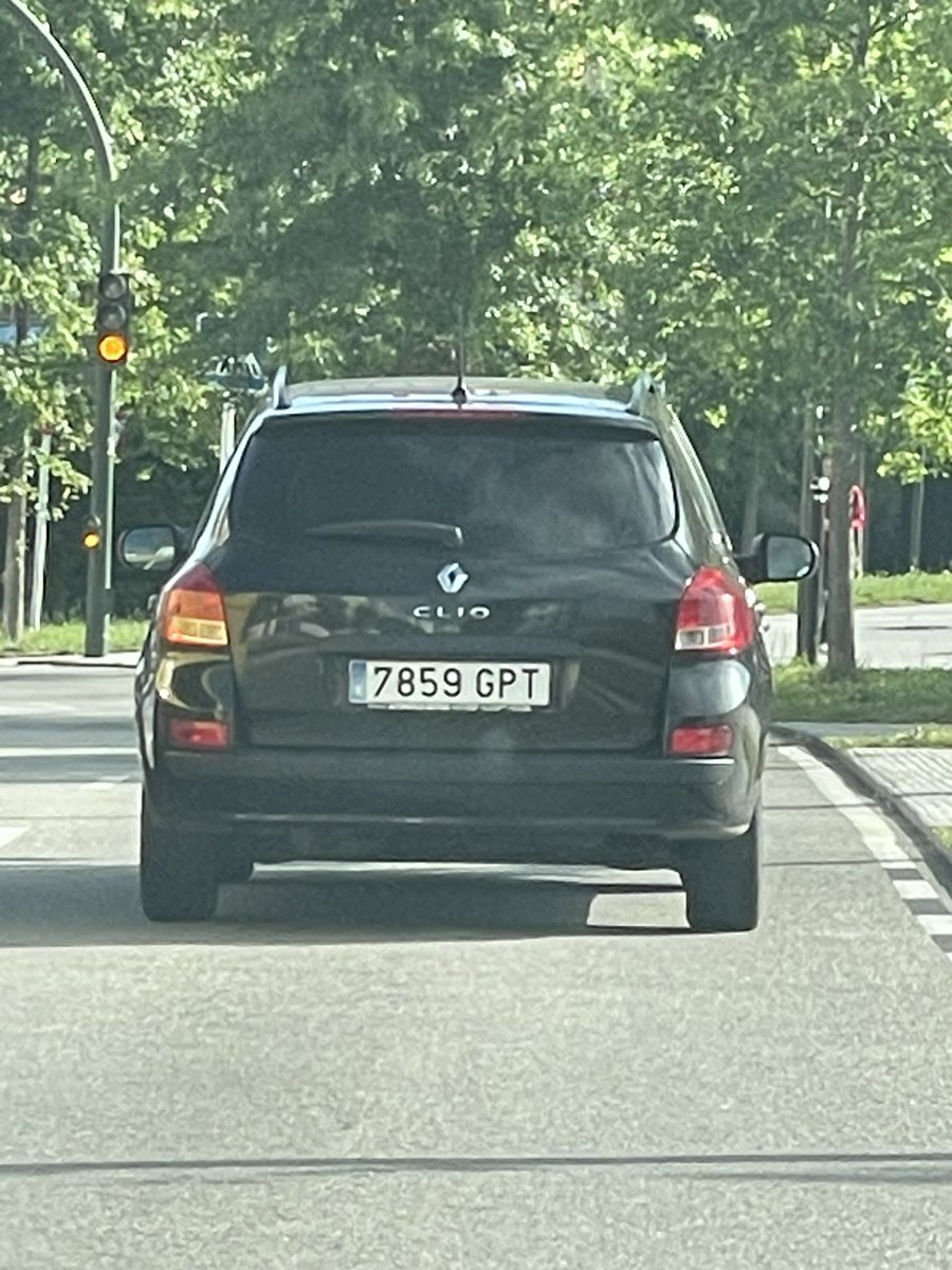 antsoncandy's tweet photo. You fools, it’s already driving. Soon Ai will signal left, and drive straight for 10 minutes. https://t.co/fTL4a80nfe