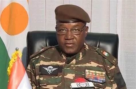 yo2thok's tweet photo. Militer Niger, menanggapi ancaman pemerintahan Biden untuk menghentikan bantuan ke negara mereka, dan mengatakan "Simpan bantuannya dan berikan kepada jutaan tunawisma di Amerika Serikat".😁 https://t.co/2CJWqPzceQ