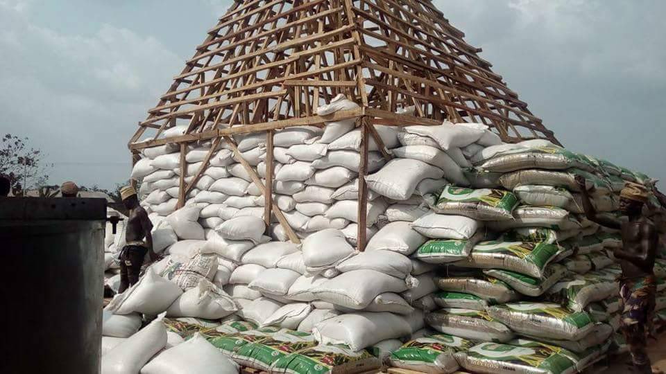 BLackk_Educator's tweet photo. Picture:And many years down the drain, no one is taking or asking any questions about the N8 billion CBN loan for the Mitros rice processing plant given to Ibikunle Amosu, the former governor of Ogun State, who was allegedly to have displayed a bag of sand as Pyramid bag of rice in 2017.