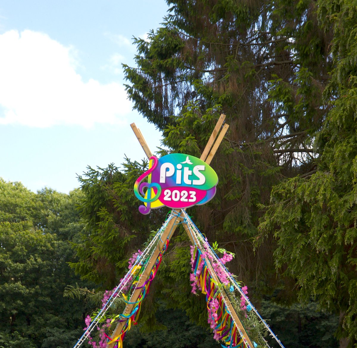 natfound's tweet photo. Saturday at #PitS23 was just the sunny vibe we love, despite the odd shower of rain keeping us on our toes! Richie and Dan kicked off the daytime entertainment, followed by the Abbaholics, which had the whole field dancing.
#NormalisingNudity #festivalwear #MUSICFESTIVAL https://t.co/TbKpj9xs62