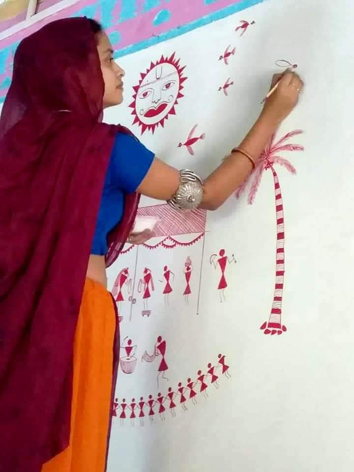 profarjunrathva's tweet photo. શ્રીમતિ.રાઠવા અર્ચનાબેનને ગુજરાત રાજ્ય હાથશાળ હસ્ત કલા એવોર્ડ માટે પસંદગી કરવામાં આવેલ છે.
રાઠવા અર્ચનાબેન વારલી પેઇન્ટિંગ કલા અને હસ્તકલામાં પોતાની આગવી ઓળખ ઉભી કરી છે. એવોર્ડ માટે તેમની પસંદગી આદિવાસી સાજ અને છોટાઉદેપુર માટે ગૌરવની બાબત છે.@collectorcu https://t.co/Qk3WSJ37NT