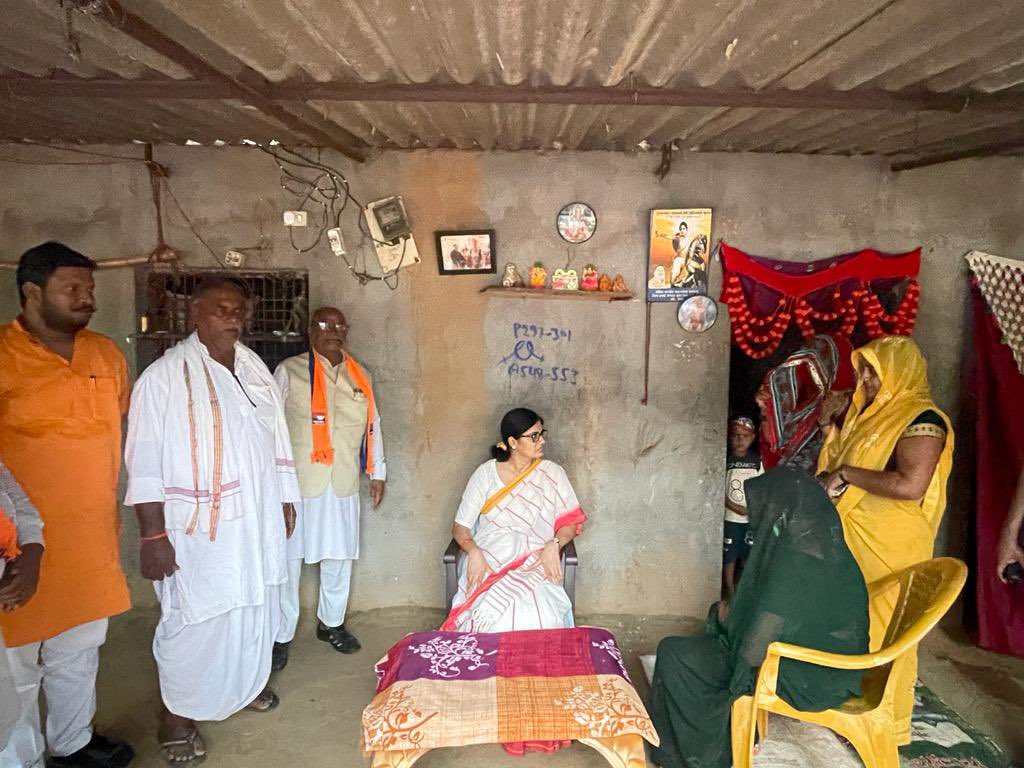 AnupriyaSPatel's tweet photo. ग्राम-खटखरिया, विकासखंड-राजगढ़, विधानसभा-मड़िहान, जनपद-मीरजापुर निवासी प्रदेश सचिव(किसान मंच) श्री देवी प्रसाद पाल उर्फ़ गुद्दड पहलवान जी के भतीजे स्व. आज़ाद पाल के दुःखद निधन पर उनके चित्र पर पुष्पांजलि अर्पित कर परिजनों से मिलकर शोक संवेदना व्यक्त की। https://t.co/3nx1G7ehY6