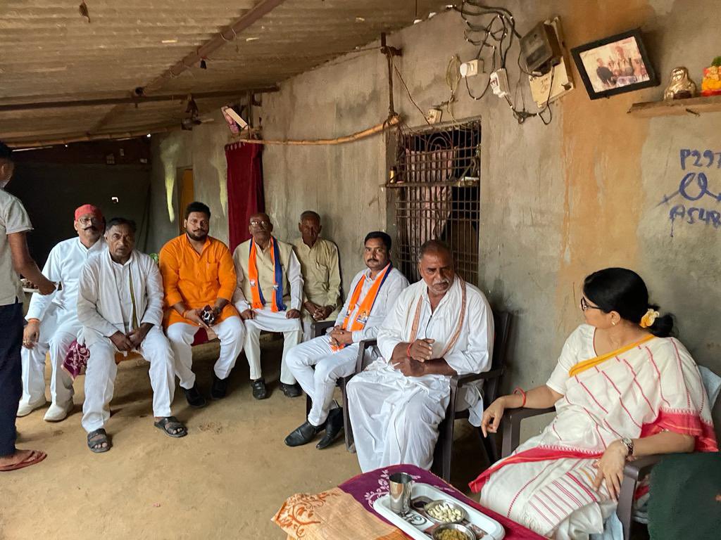 AnupriyaSPatel's tweet photo. ग्राम-खटखरिया, विकासखंड-राजगढ़, विधानसभा-मड़िहान, जनपद-मीरजापुर निवासी प्रदेश सचिव(किसान मंच) श्री देवी प्रसाद पाल उर्फ़ गुद्दड पहलवान जी के भतीजे स्व. आज़ाद पाल के दुःखद निधन पर उनके चित्र पर पुष्पांजलि अर्पित कर परिजनों से मिलकर शोक संवेदना व्यक्त की। https://t.co/3nx1G7ehY6
