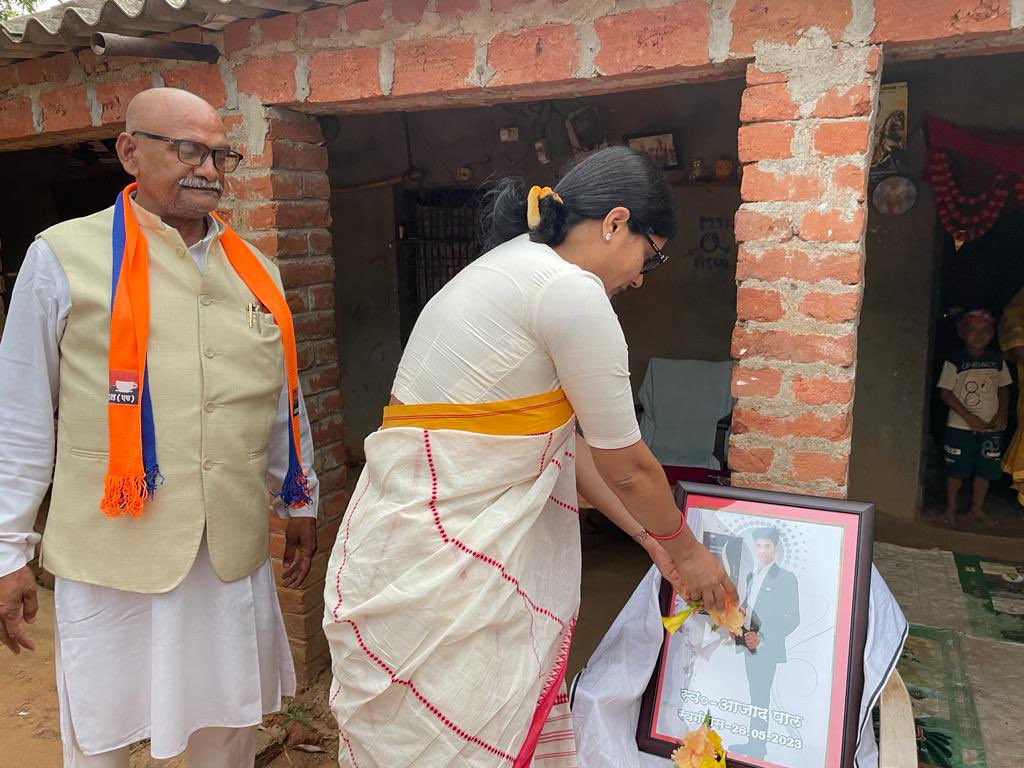 AnupriyaSPatel's tweet photo. ग्राम-खटखरिया, विकासखंड-राजगढ़, विधानसभा-मड़िहान, जनपद-मीरजापुर निवासी प्रदेश सचिव(किसान मंच) श्री देवी प्रसाद पाल उर्फ़ गुद्दड पहलवान जी के भतीजे स्व. आज़ाद पाल के दुःखद निधन पर उनके चित्र पर पुष्पांजलि अर्पित कर परिजनों से मिलकर शोक संवेदना व्यक्त की। https://t.co/3nx1G7ehY6