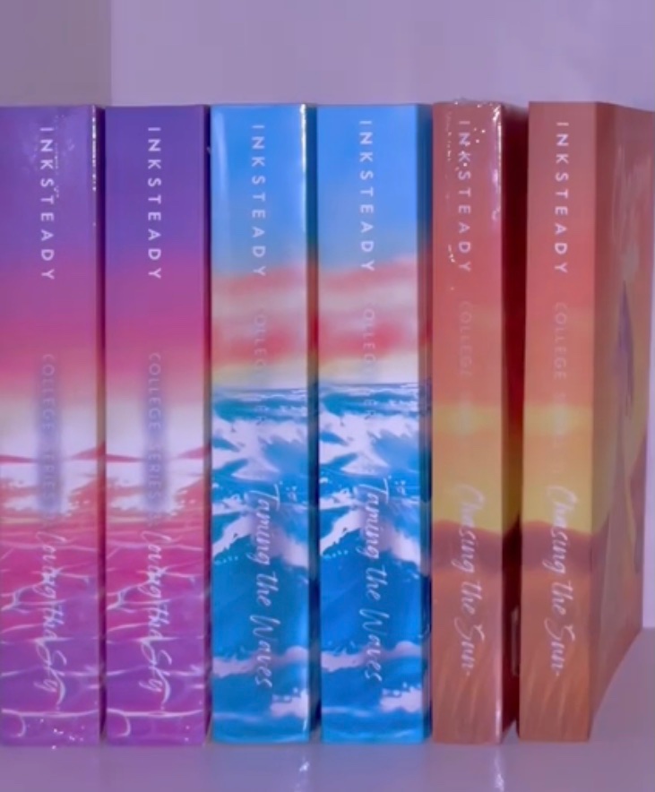AllforInksteady's tweet photo. @inksteadywp’s collection of College Series Premium books! Parang kailan lang ilalabas palang yung CTS~ 😫

Excited sa TTW Reprint and DOS Self-pub!😭🤍 https://t.co/wvi1mkGqKu