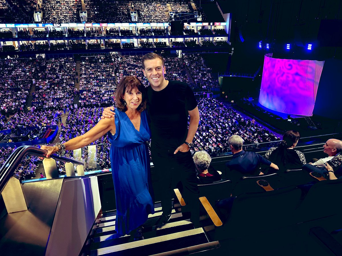 AdamJSmithy's tweet photo. GARLIC BREAD 🤣
Peter Kay at the O2 with the best Mum in the world. Comedy genius 🔥
#PeterKay #PrawnSandwich 🍤 https://t.co/TkASHvc83z