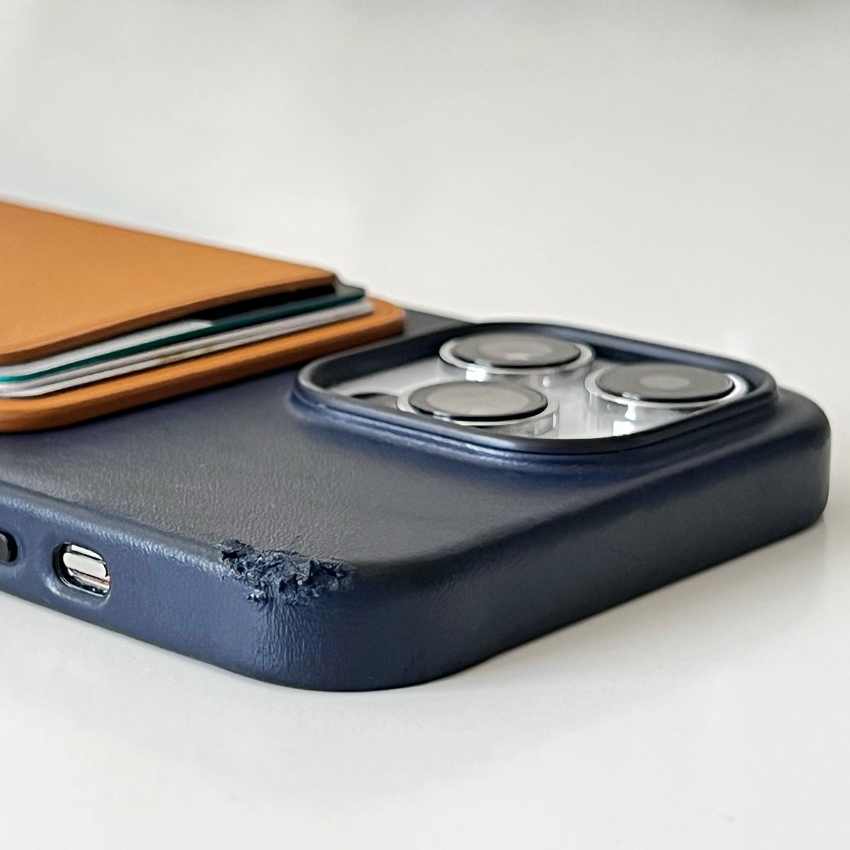 BasicAppleGuy's tweet photo. Always use protection. #TeamCase https://t.co/3KlDmUL2Eu