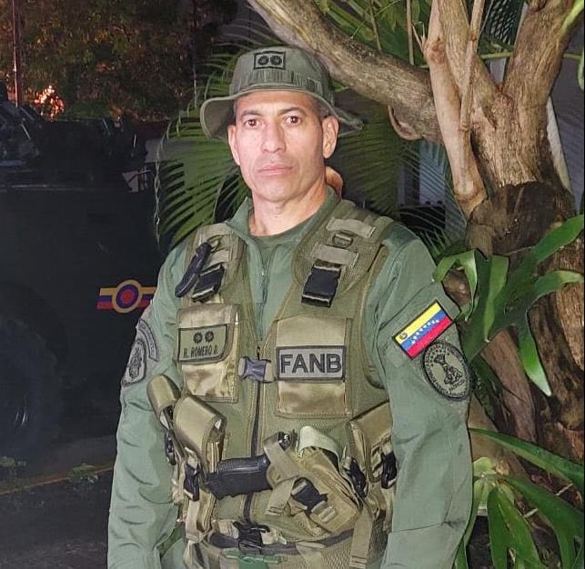 CEOFANBVE's tweet photo. 🔁RT || GJ. @dhernandezlarez: Felicito al GD Romerl Enrique Romero Domínguez quien asumió el Comando de la @ZodimonagasN_52, bajo la premisa de garantizar la integridad e independencia de la Patria, apegado al cumplimiento del deber y el compromiso de honrar y defender la Patria y sus instituciones. Éxito !!

#FANB
#IntegrarEsVencer