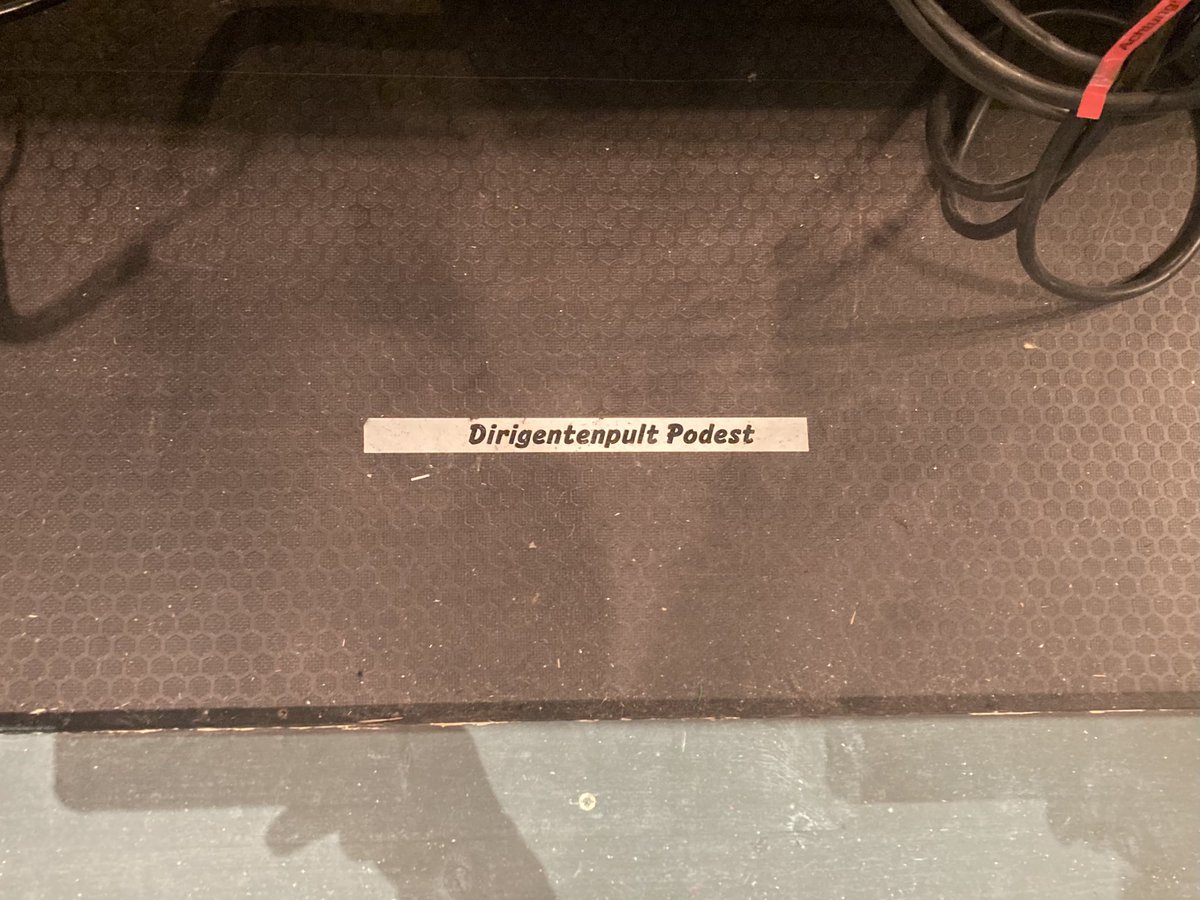 EnriqueMazzola's tweet photo. The #cockpit ✈️ for our #Butterfly journey here at @bregenzfestival
⬇️
#podium
#orchestrascore
#lakestage screen
#volumecontrol
#telephone
#conductorsmonitor
#podest
This evening here for another marvelous Butterfly ❤️
#bregenz #summer #vorarlberg #austria @PSMusicBerlin https://t.co/rR2CTAfcQl