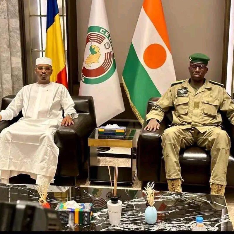 mahamadou_227's tweet photo. 🇳🇪🆘😂 aujourd'hui c un autre jour 
Un putschiste vient expliquer à un autre putschiste que faire un putsch c’est pas bien  😂. https://t.co/3u54kCTPlL