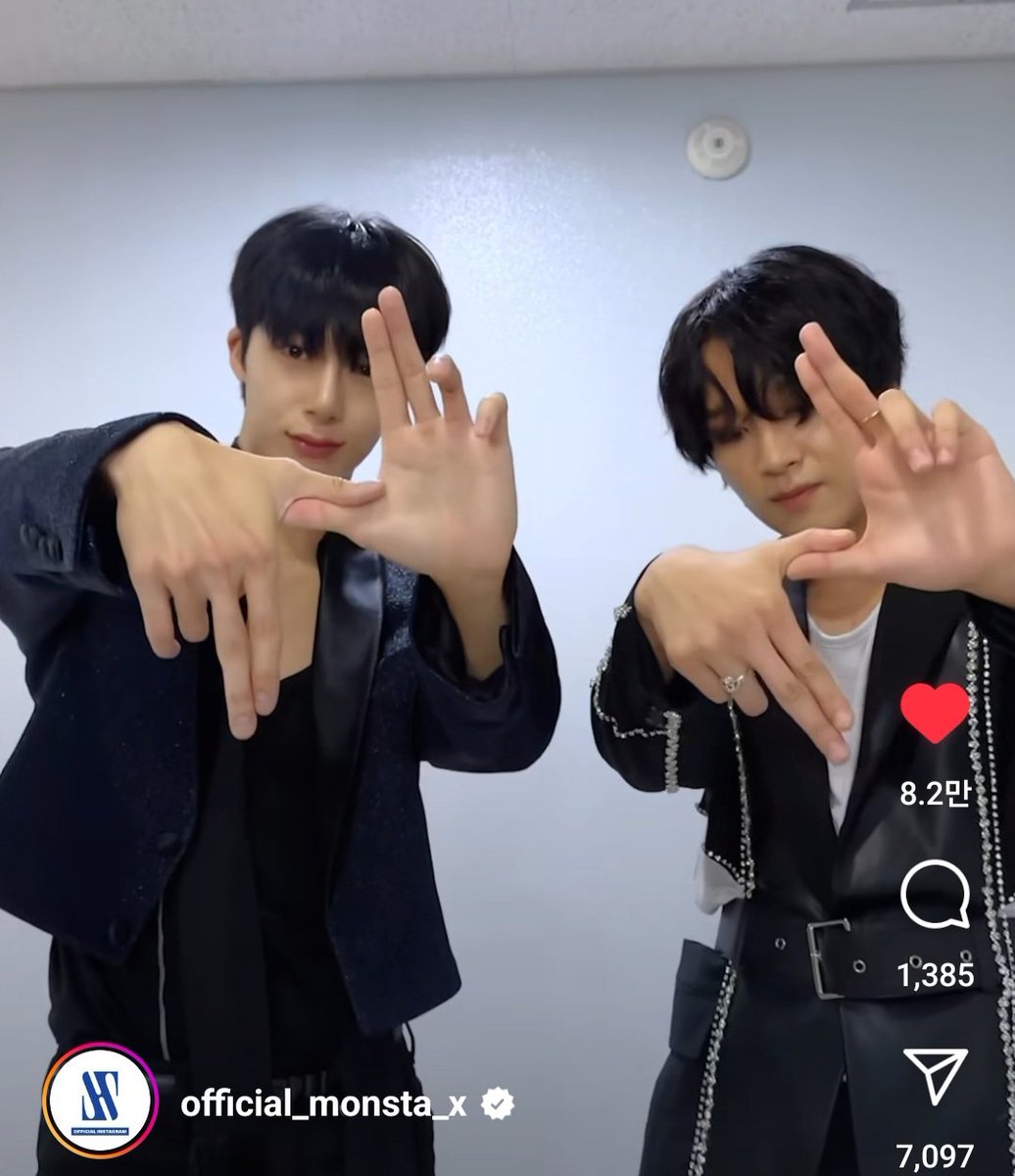Monbbang_05's tweet photo. 제 최애인 몬엑 형원군과 ㅇㅅㅌ ㅎㅊ군이 ➡️같이⬅️ 챌린지를 찍었기 때문에 너무 신나서 이벤트 열어요!!

#RT + Love Me A Little 스밍 100회 이상
 추첨을 통해 1분께 개봉 앨범들과 공식 포카들을 드립니다 택배비도 제가 부담해요

당발 - 8월 6일 오후 1시 15분

우리 모두 행복한 덕질해요🥰 https://t.co/txnF56IJKC