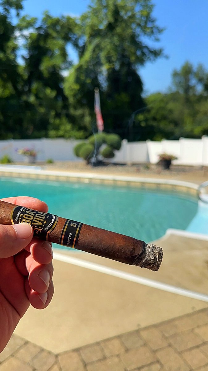 CodyTaylor05's tweet photo. Name a better breakfast for a Sunday morning… I’ll wait! 💨 @ochocinco @Eighty5Cigars #boavida https://t.co/rV1dOK7TV4