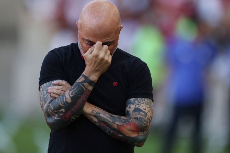 latercera's tweet photo. ⚽ Tras la agresión de su PF: aseguran que Jorge Sampaoli tiene las horas contadas en el Flamengo https://t.co/agprPVqrVa https://t.co/m1UiAMohhX