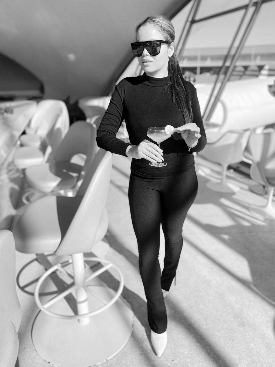 AllureVision1's tweet photo. Savoring Tasteful Moments: Wrapped in Black &amp; White @JFKairport #TheParisCafe #JFK #Lounge #Model #Modeling #Photography #BlackAndWhite #Cocktail #Beautiful #JFKLounge https://t.co/XjTbtORKpi