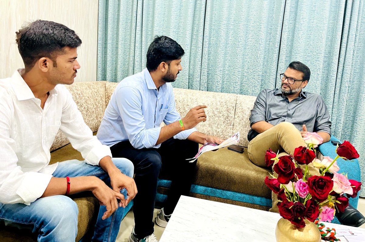 AsifChuru0029's tweet photo. माननीय मुख्यमंत्री श्री अशोक गहलोत जी के OSD श्री लोकेश शर्मा जी से कल उनके जयपुर निवास पर शिष्टाचार भेंट की। 
इस दौरान लोकेश जी से युवा कांग्रेस चूरू द्वारा चलाई जा रही योजनाओं के बारे में विस्तृत जानकारी पेश की। 
@ashokgehlot51
@_lokeshsharma
💐💐 https://t.co/4gWI3v3HyE