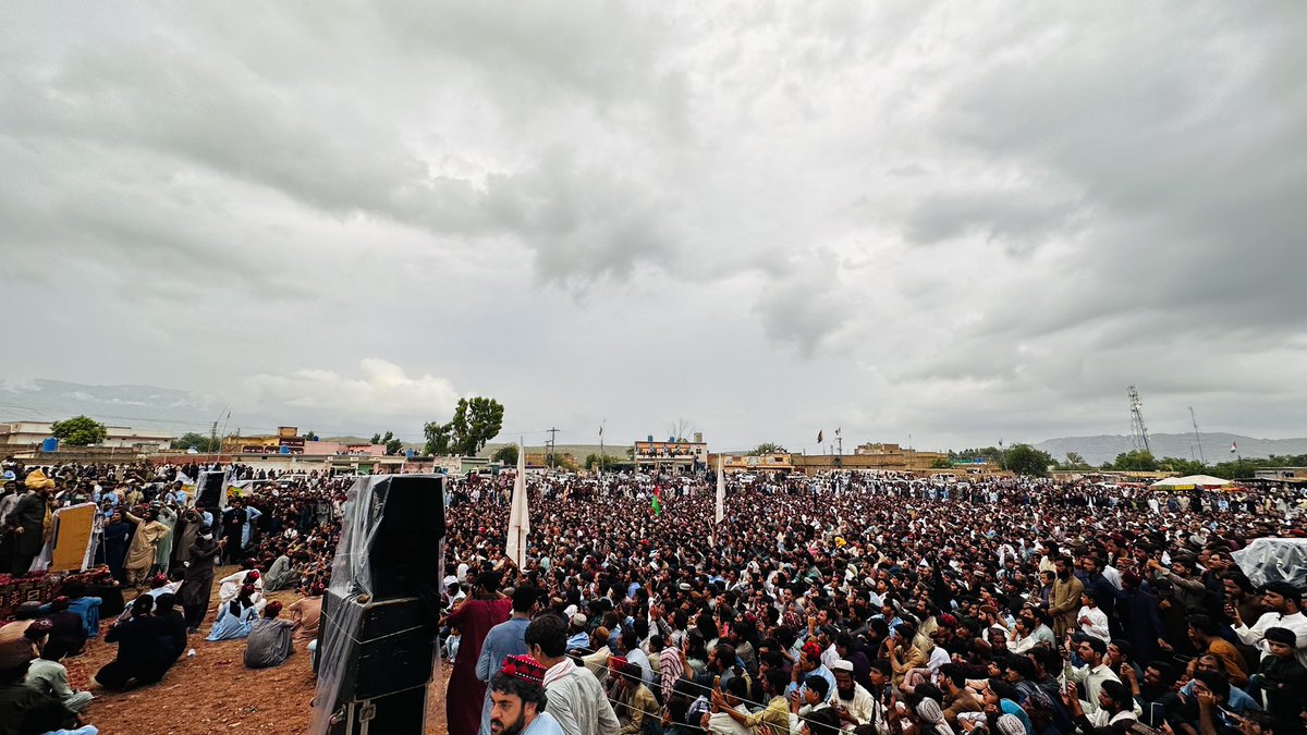 ManzoorPashteen's tweet photo. دھشتگردی، بھتہ خوری،وسائل پر قبضے، کوئلے کے کاروبار پر قبضے، خالق داد بابڑ سمیت سب شہیدوں کے واقعات اور ریاستی جبر کے خلاف ہرنائی میں پی ٹی ایم جلسہ۔
وطن کے ہر ایک گاؤں میں اپنے عوام کومنظم کر کے ہی ایک قوت بنا سکتے ہیں جس سے سارے مسائیل آسانی سے حل کئے جا سکتے ہیں۔ https://t.co/D7u2TrYFPW