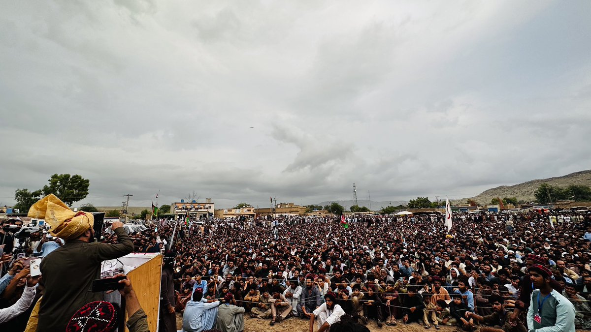 ManzoorPashteen's tweet photo. دھشتگردی، بھتہ خوری،وسائل پر قبضے، کوئلے کے کاروبار پر قبضے، خالق داد بابڑ سمیت سب شہیدوں کے واقعات اور ریاستی جبر کے خلاف ہرنائی میں پی ٹی ایم جلسہ۔
وطن کے ہر ایک گاؤں میں اپنے عوام کومنظم کر کے ہی ایک قوت بنا سکتے ہیں جس سے سارے مسائیل آسانی سے حل کئے جا سکتے ہیں۔ https://t.co/D7u2TrYFPW