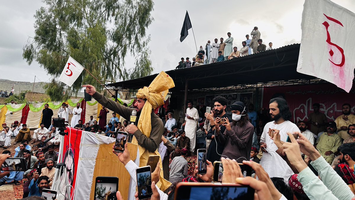 ManzoorPashteen's tweet photo. دھشتگردی، بھتہ خوری،وسائل پر قبضے، کوئلے کے کاروبار پر قبضے، خالق داد بابڑ سمیت سب شہیدوں کے واقعات اور ریاستی جبر کے خلاف ہرنائی میں پی ٹی ایم جلسہ۔
وطن کے ہر ایک گاؤں میں اپنے عوام کومنظم کر کے ہی ایک قوت بنا سکتے ہیں جس سے سارے مسائیل آسانی سے حل کئے جا سکتے ہیں۔ https://t.co/D7u2TrYFPW