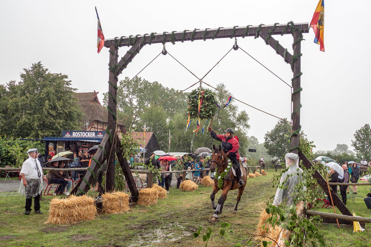 roland_hartig's tweet photo. Alles passte am Sonnabend zum Tonnenabschlagen in #Klockenhagen: Es gab Sonne, Regen, Spass und das traditionelle Reiten mit der Holzkeule gegen ein Heringsfass. Die neuen Würdenträger sind: Andreas Pulow (Tonnenkönig) und Torsten Rohde (Stäbenkönig). https://t.co/Yz1ypkVorR