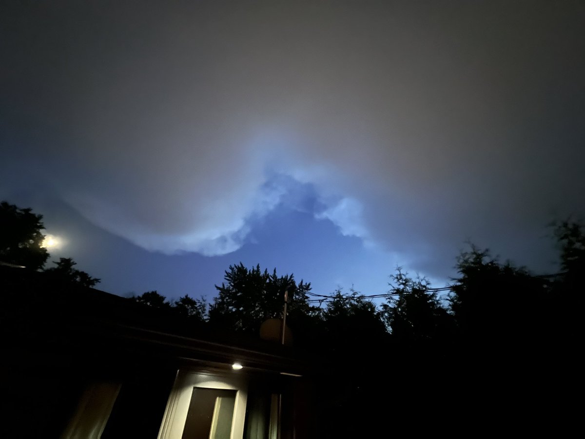 FarmerAngieC's tweet photo. @NWSChicago Right under the southern line of that storm in Lockport, IL! https://t.co/YXC5XiQarv