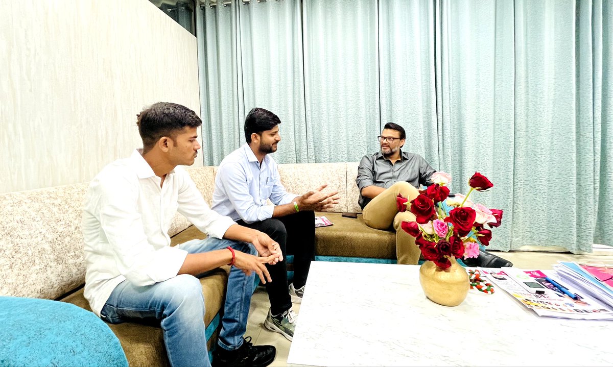 AsifChuru0029's tweet photo. माननीय मुख्यमंत्री श्री अशोक गहलोत जी के OSD श्री लोकेश शर्मा जी से कल उनके जयपुर निवास पर शिष्टाचार भेंट की। 
इस दौरान लोकेश जी से युवा कांग्रेस चूरू द्वारा चलाई जा रही योजनाओं के बारे में विस्तृत जानकारी पेश की। 
@ashokgehlot51
@_lokeshsharma
💐💐 https://t.co/4gWI3v3HyE