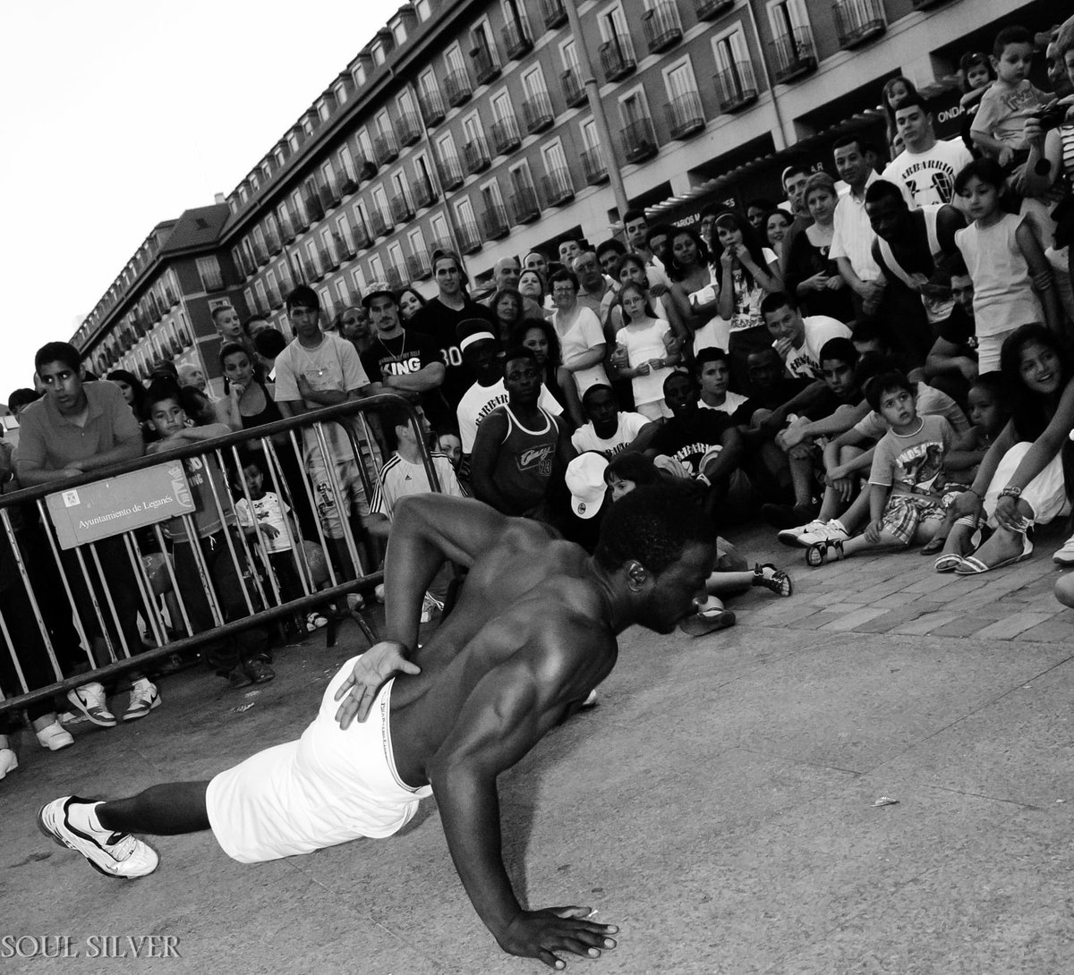 No olvidéis cómo comenzó todo, cuando pasáis por parques de barras y está hasta arriba de gente y pienses, “ cómo empezó esto? 
⬇️⬇️⬇️⬇️⬇️
Plaza Mayor, Leganes 2012, fiesta sociocultural de las  asociaciones del barrio, nosotros/ as con Africa HuNa
