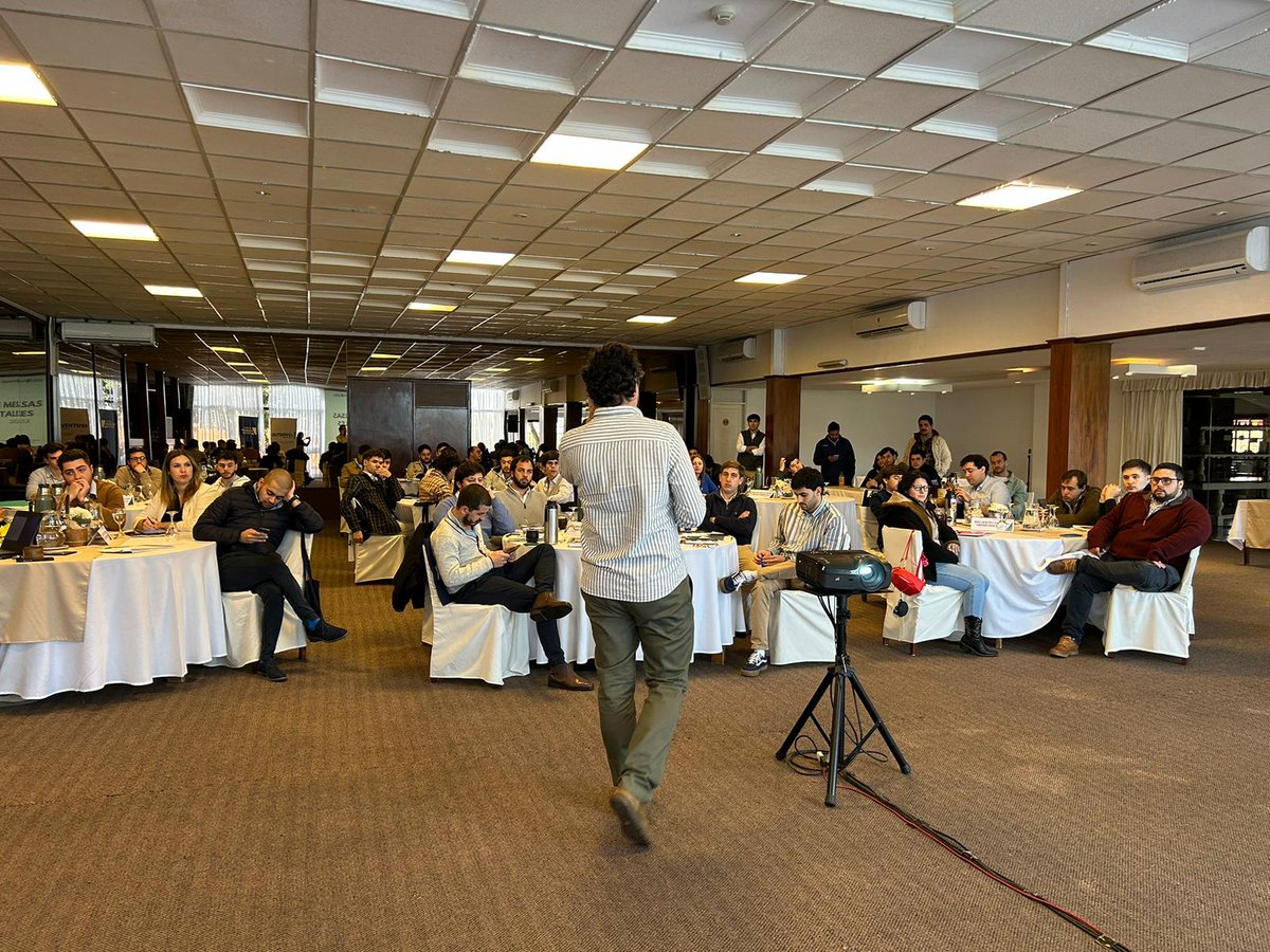 El director nacional de #Educación y expresidente de <a href="/PNacionalJoven/">Juventud Partido Nacional</a>, <a href="/BaroniGonzalo/">Gonzalo Baroni</a>, disertó en el Encuentro de Mesas Departamentales de Jóvenes, que se realiza en #Colonia, sobre los desafíos del armado de programas partidarios y la coordinación de temáticas.