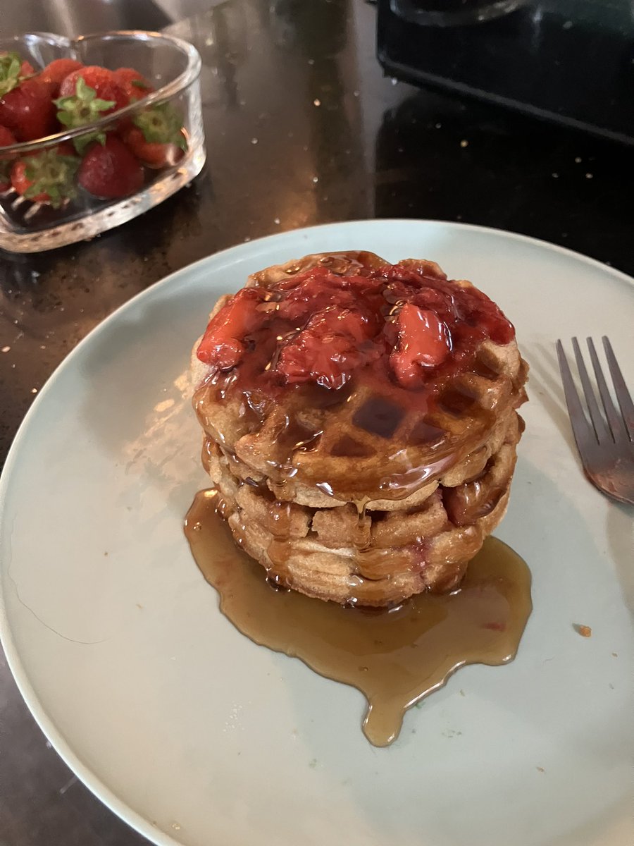 starvingoctober's tweet photo. made my bf waffles w fresh strawberry compote but didn’t have any myself (yes he ate all 5) https://t.co/R2JQIGeyPp
