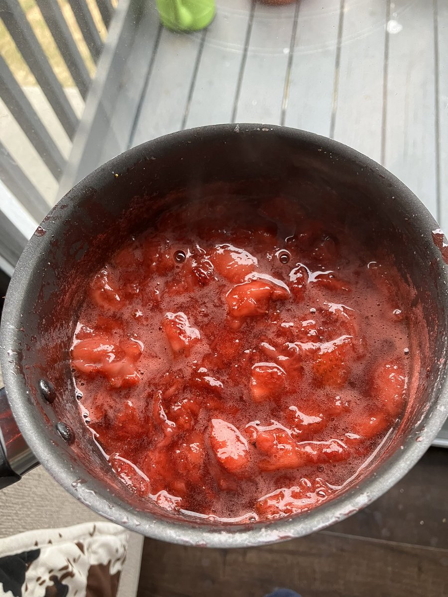 starvingoctober's tweet photo. made my bf waffles w fresh strawberry compote but didn’t have any myself (yes he ate all 5) https://t.co/R2JQIGeyPp