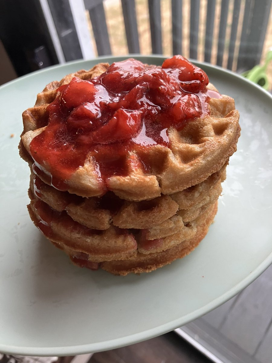 starvingoctober's tweet photo. made my bf waffles w fresh strawberry compote but didn’t have any myself (yes he ate all 5) https://t.co/R2JQIGeyPp
