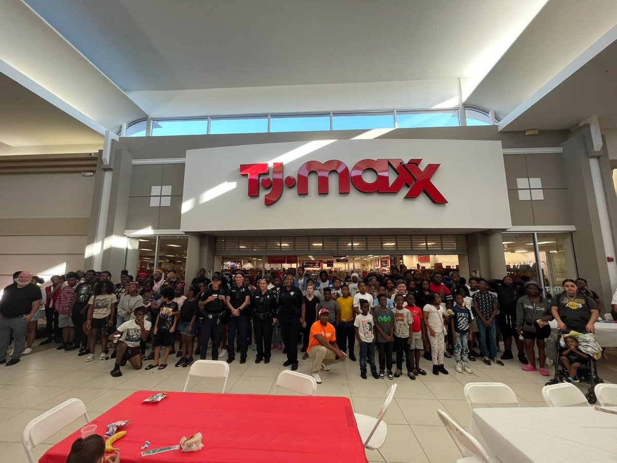 HANDYSouthFL's tweet photo. Today, we hosted our annual Back-to-School shopping spree at The Coral Ridge Mall. Our youth were able to shop for their back-to-school essentials and also received backpacks filled with all the supplies they need for the upcoming school year! #backtoschool https://t.co/sz0sAwBi55