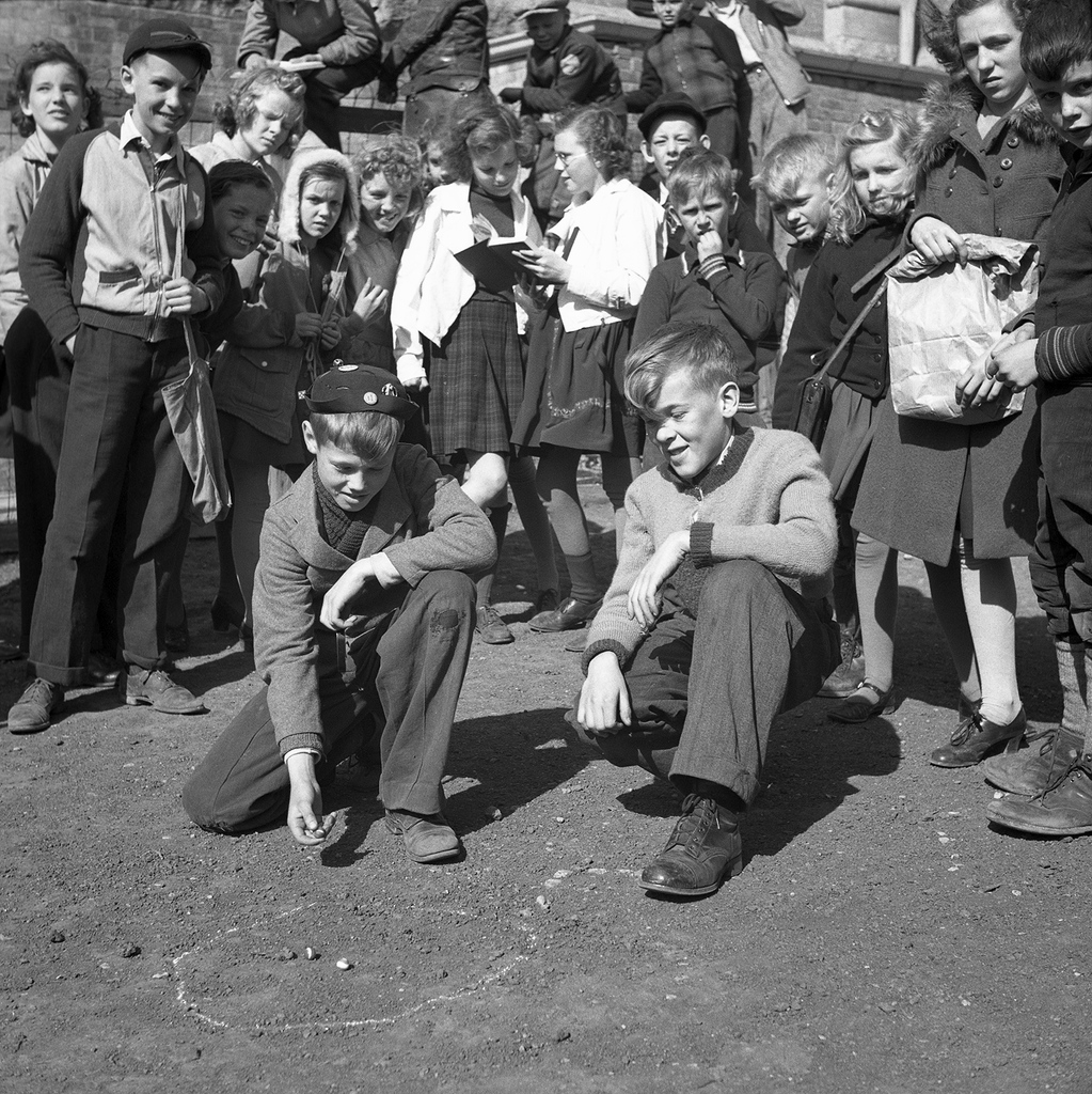 TheCHPF's tweet photo. Happy #InternationalFriendshipDay! How are you going to celebrate? How about with a good old fashioned game of marbles?

Tell us about your favourite game to play with your friends!

Image: "Kids with Marbles" by George Hunter, 1943

#Canadianhistory #oldphotography #TheCHPF https://t.co/1tkNE42dJj