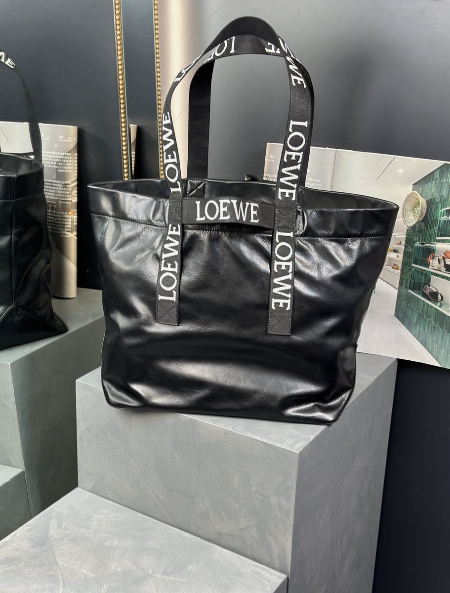 zhouyanjin2's tweet photo. 《芭比》電影造型盤點
chanel 香奈兒的archive套裝、沙灘裝、包包以及各類飾品，大多有著80年代閃亮多彩的特質。
克勞迪娅·希弗演繹的香奈兒1995
#芭比
#芭比電影
#chanel
#臺灣
#臺北
#高雄
#精品特惠 https://t.co/FgyykCmBY2