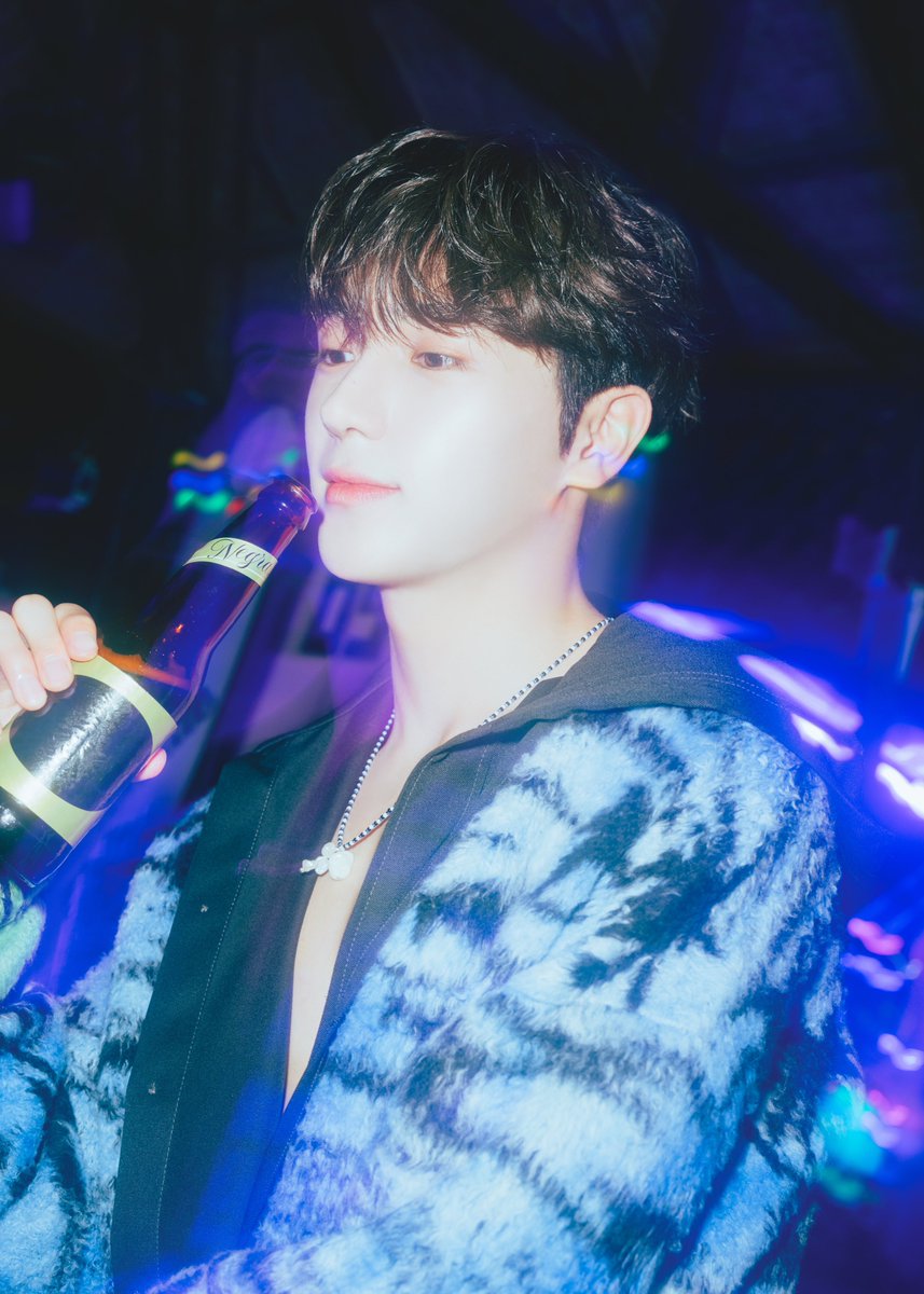officl_theboyz's tweet photo. THE BOYZ 2ND ALBUM [PHANTASY] Pt.1 Christmas In August Concept Photo #HOLIDAY

🎄 2023.08.07 6PM Release

#THEBOYZ #더보이즈 #PHANTASY #Christmas_In_August https://t.co/dKrJbkFJpN