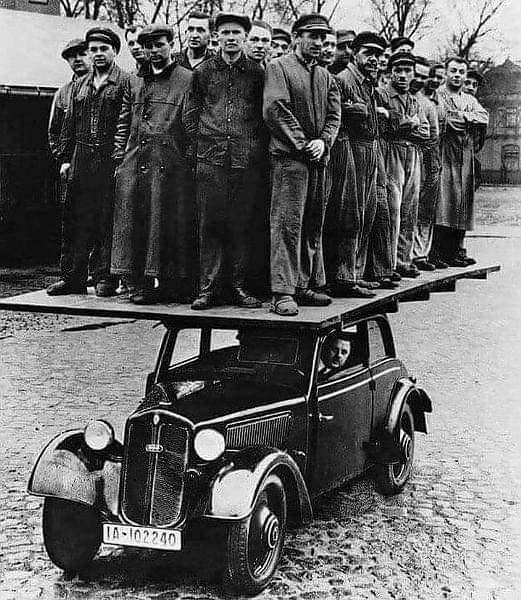 Працівники фабрики Audi демонструють міцність кузова Audi 920. 1938 рік.