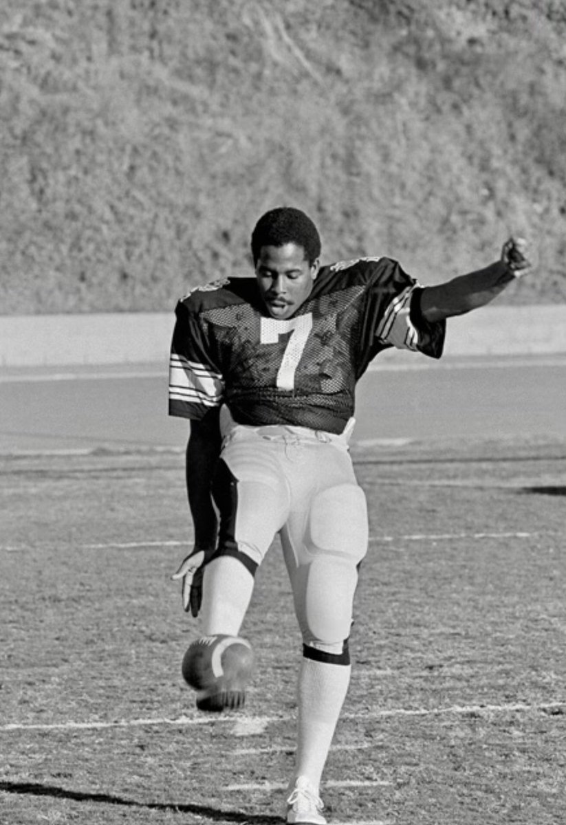 ksims69's tweet photo. Happy birthday to my dear long lost friend Reggie Roby. I miss your loving presence, smile and laughter everyday. And your delicious cookies! #gonetosoon #missmyfriend #punter #NFLgreat https://t.co/YI6POmDTYk