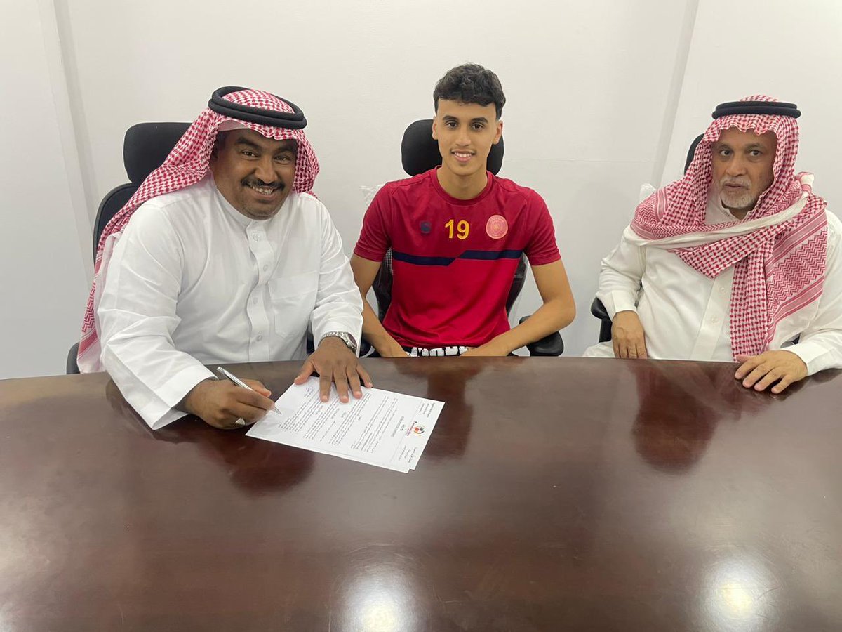 تم التوقيع بحمد الله مع المهاجم الواعد صالح عبداللطيف ١٩ سنه مهاجم شباب القادسية نتمني له التوفيق فى قادم المواعيد