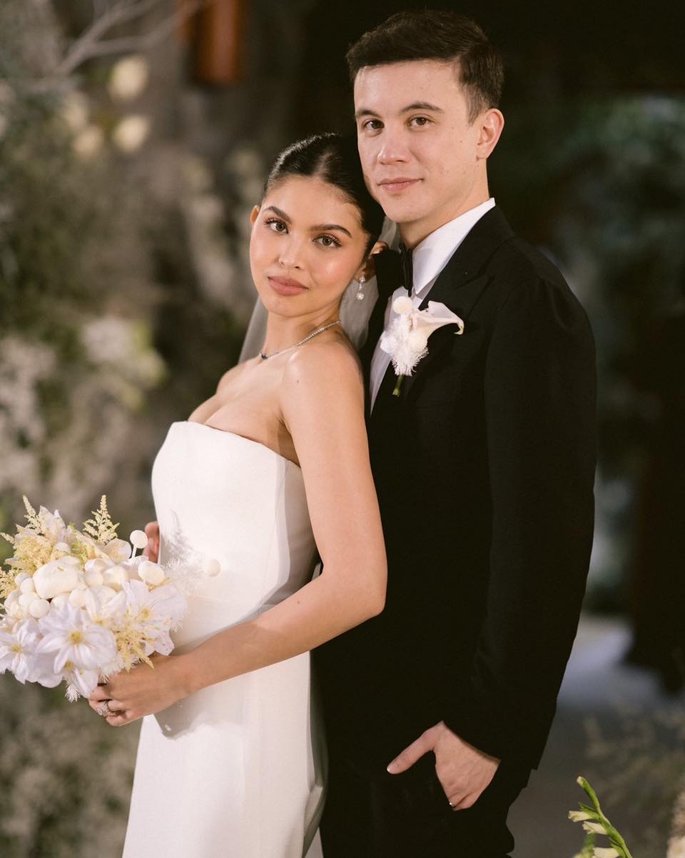 ABS-CBN News trên X: "Mr. and Mrs. Atayde 💕 Star Magic shared an official  photo of newlyweds Arjo Atayde and Maine Mendoza, who tied the knot on  Friday, July 28, in Baguio