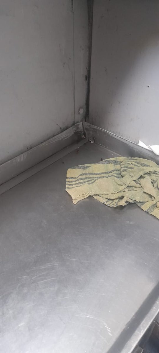 BindusarKushwah's tweet photo. HITspary on food is clear violation of food safety norms and is a threat to public health. We all passengers of C12 have denied dinner owing to such grave situation. Kindly look into this matter. We deserve quality food, when we are paying for it. https://t.co/oBvS95Qrms