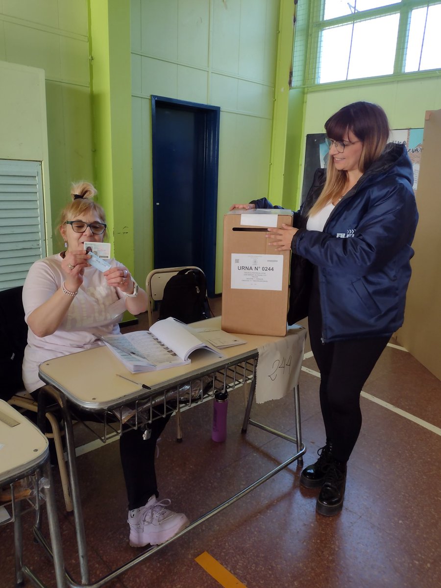 LorenaAlcala's tweet photo. Acabo de emitir mi voto en la Escuela N° 138. Es importante acercarse y efectuar el sufragio en esta jornada democrática en la que elegimos a nuestro próximo Gobernador de Chubut. 
#ChubutVota 
#chubutelige 
#Chubut 
#Elecciones2023 https://t.co/QmTHQVDesQ